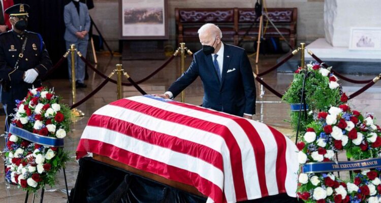 Lawmakers pay tribute as former Senate Majority Leader Harry Reid lies in state in Capitol Rotunda